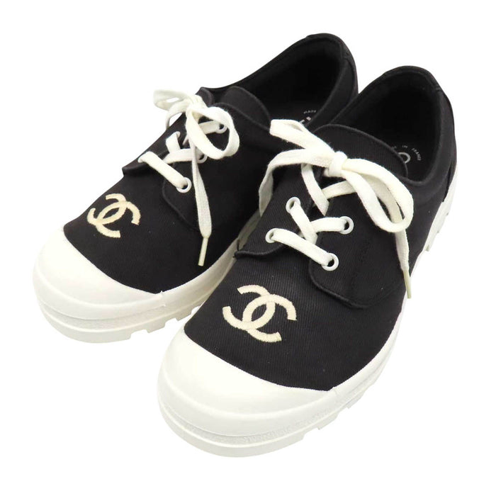 CHANEL 
COCO CC Logo Embroidered Lace-Up 
Coco Mark Canvas Sneakers
