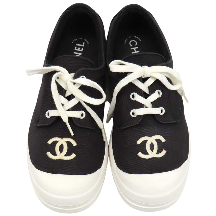 CHANEL 
COCO CC Logo Embroidered Lace-Up 
Coco Mark Canvas Sneakers