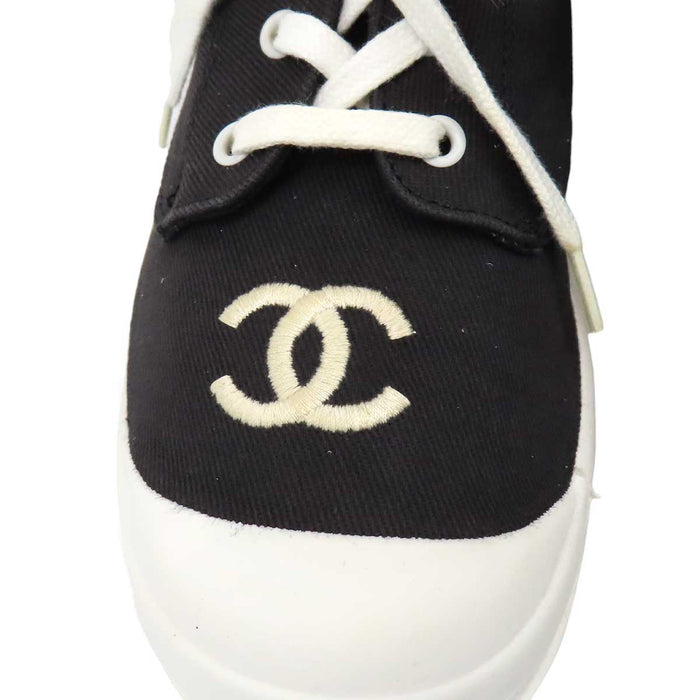 CHANEL 
COCO CC Logo Embroidered Lace-Up 
Coco Mark Canvas Sneakers