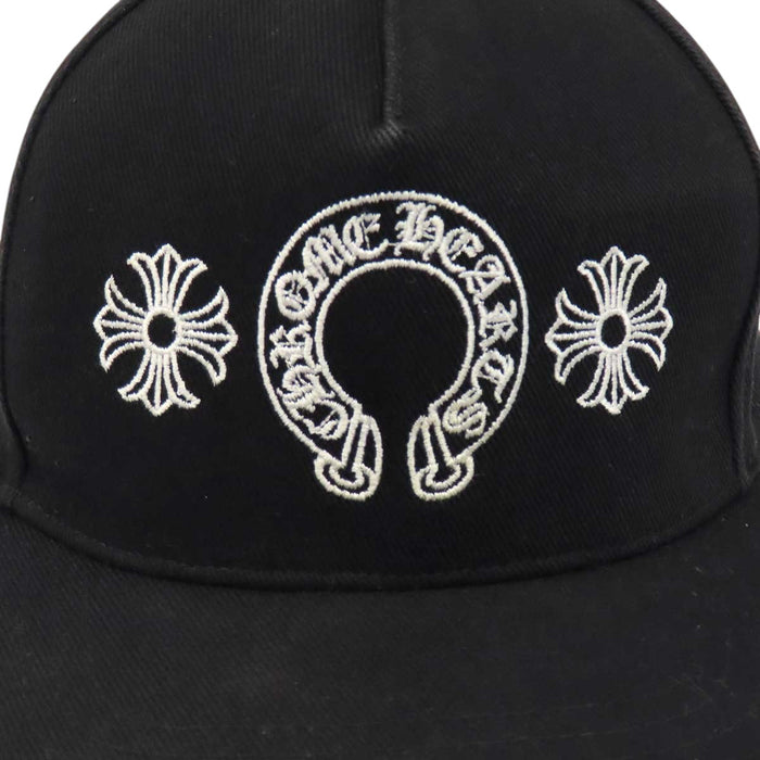 CHROME HEARTS 
クロスボール CHプラス スクロールラベル ロゴ 刺繍 コットン 
ホースシュー CHプラス ベースボール キャップ