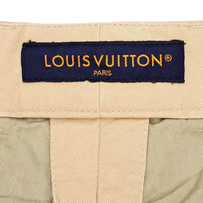 LOUIS VUITTON 
レザーパッチ コットン RM242MQ KKA HRP40W 
LV ロゴ 総柄 パンツ