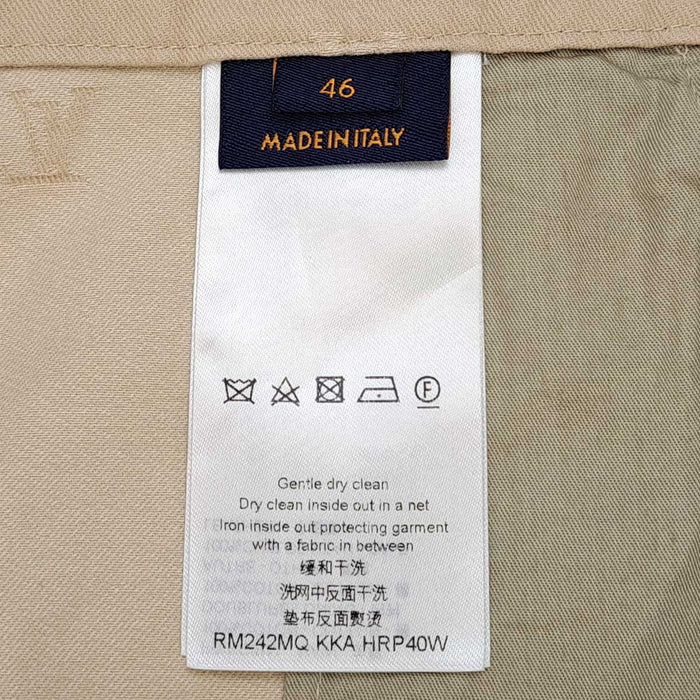 LOUIS VUITTON 
レザーパッチ コットン RM242MQ KKA HRP40W 
LV ロゴ 総柄 パンツ
