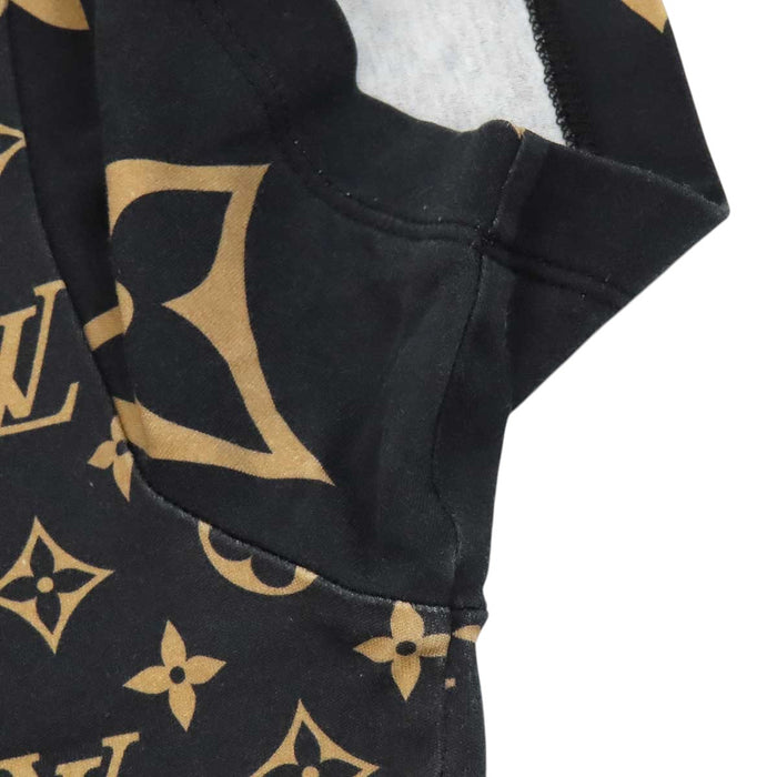 LOUIS VUITTON 
All-over LV logo cotton crew neck 
Monogram Chain T-shirt