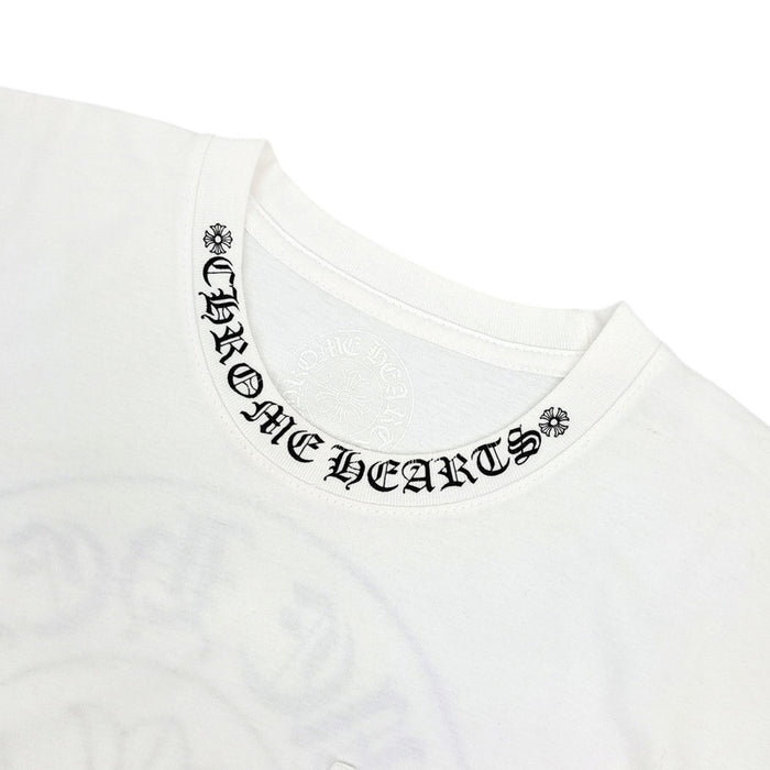 CHROME HEARTS 
Étiquette Scroll, croix CH, coton 
T-shirt à manches longues avec fer à cheval au dos et logo sur la manche