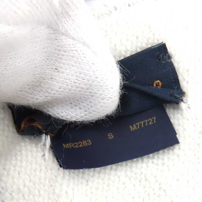 LOUIS VUITTON 
Logo 
LV Essential scarf 
Monogram
