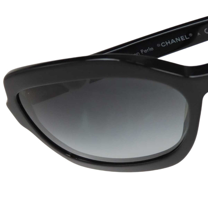 CHANEL 
COCO CC logo gradient 
Coco mark costume pearl sunglasses