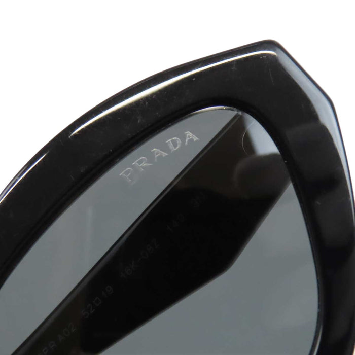 PRADA 
ロゴ キャットアイ サングラス