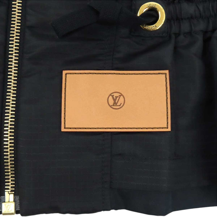 LOUIS VUITTON 
LV シルク ナイロン ノーカラー ジップアップ 
ペプラムウエスト リップストップ ジャケット 
モノグラム