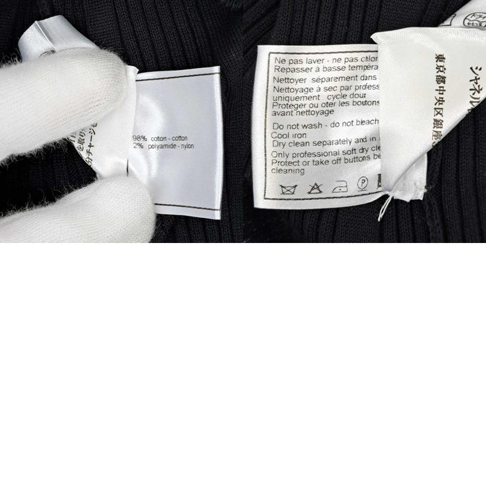 CHANEL 
07P COCO CC boutons Coco en coton 
T-shirt côtelé à col tunisien orné du motif Coco