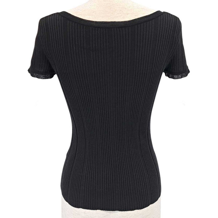 CHANEL 
07P COCO CC boutons Coco en coton 
T-shirt côtelé à col tunisien orné du motif Coco