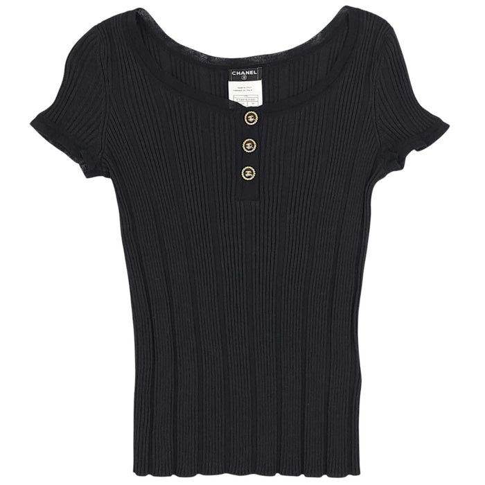CHANEL 
07P COCO CC boutons Coco en coton 
T-shirt côtelé à col tunisien orné du motif Coco
