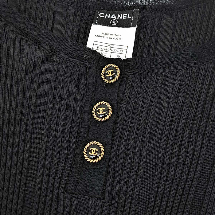 CHANEL 
07P COCO CC boutons Coco en coton 
T-shirt côtelé à col tunisien orné du motif Coco