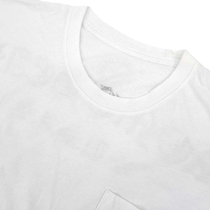 CHROME HEARTS 
USA スクロールラベル CHプラス コットン クルーネック 
バック アーチ ロゴ Tシャツ