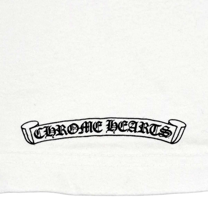 CHROME HEARTS 
USA スクロールラベル CHプラス コットン クルーネック 
バック アーチ ロゴ Tシャツ