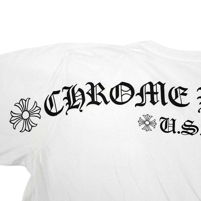 CHROME HEARTS 
USA スクロールラベル CHプラス コットン クルーネック 
バック アーチ ロゴ Tシャツ