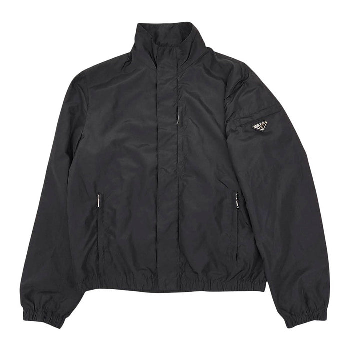 PRADA 
Blouson zippé à col montant 
avec plaque triangulaire et logo triangulaire