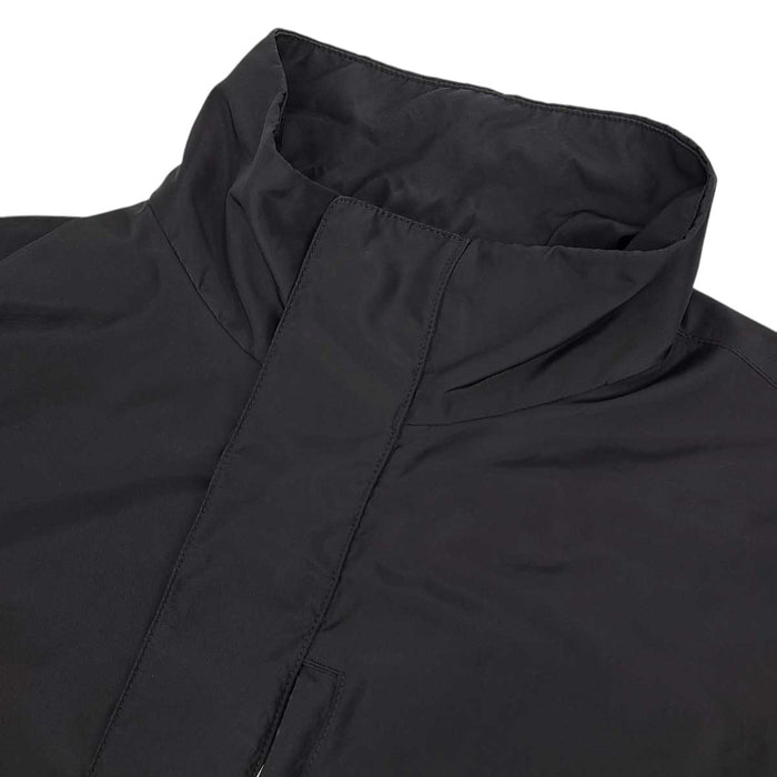 PRADA 
Blouson zippé à col montant 
avec plaque triangulaire et logo triangulaire