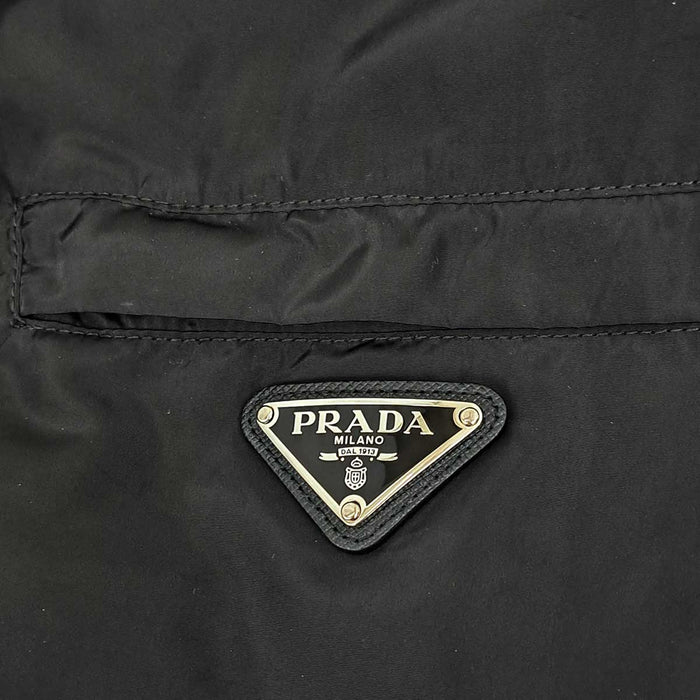 PRADA 
Blouson zippé à col montant 
avec plaque triangulaire et logo triangulaire