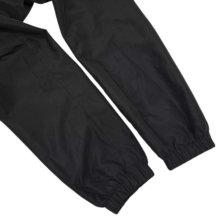 PRADA 
Blouson zippé à col montant 
avec plaque triangulaire et logo triangulaire