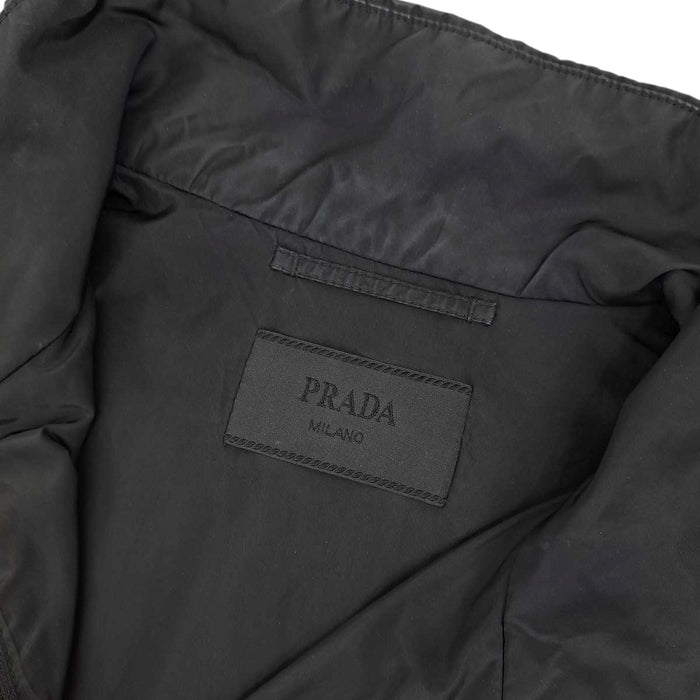 PRADA 
Blouson zippé à col montant 
avec plaque triangulaire et logo triangulaire