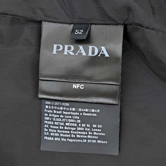 PRADA 
Blouson zippé à col montant 
avec plaque triangulaire et logo triangulaire