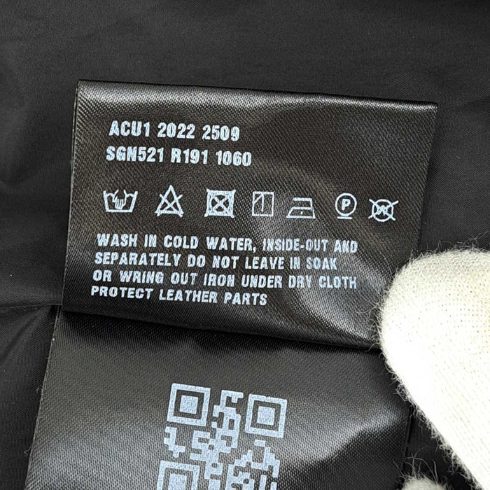 PRADA 
Blouson zippé à col montant 
avec plaque triangulaire et logo triangulaire
