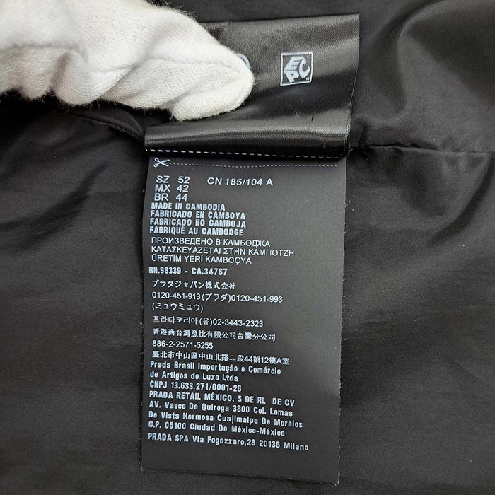 PRADA 
Blouson zippé à col montant 
avec plaque triangulaire et logo triangulaire