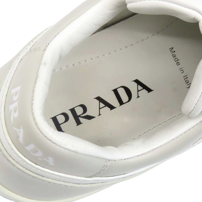 PRADA 
三角プレート バイカラー 
ダウンタウン ロゴ レザー スニーカー