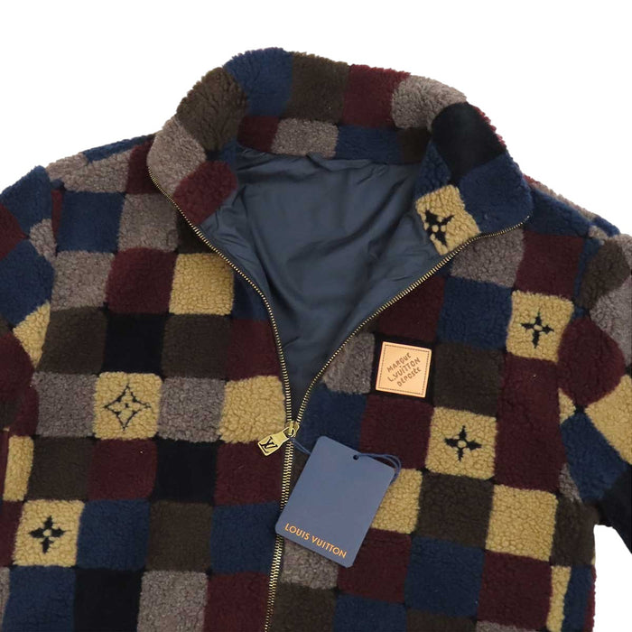 LOUIS VUITTON 
LV ロゴ ハイネック レザーパッチ 
ダミエ フリース ブルゾン 
モノグラム