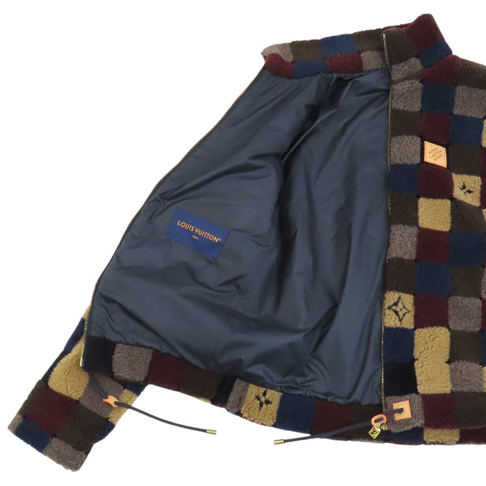 LOUIS VUITTON 
LV ロゴ ハイネック レザーパッチ 
ダミエ フリース ブルゾン 
モノグラム