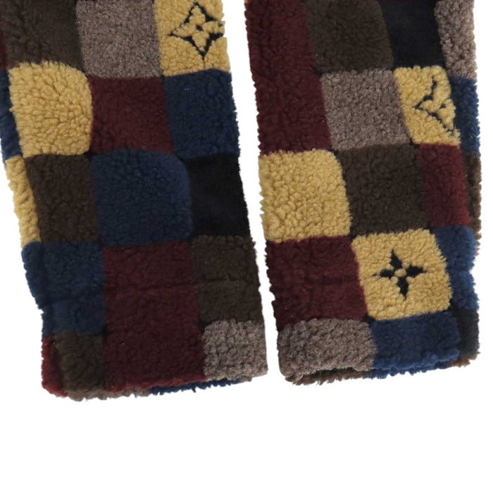LOUIS VUITTON 
LV ロゴ ハイネック レザーパッチ 
ダミエ フリース ブルゾン 
モノグラム