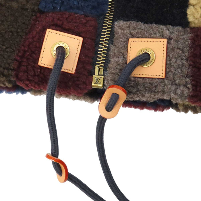 LOUIS VUITTON 
LV ロゴ ハイネック レザーパッチ 
ダミエ フリース ブルゾン 
モノグラム